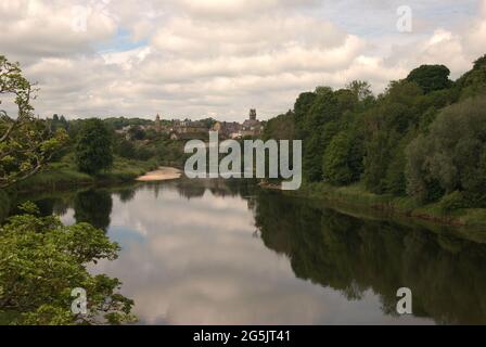 Vue rapprochée de la rivière tweed à Coldstream en été Banque D'Images