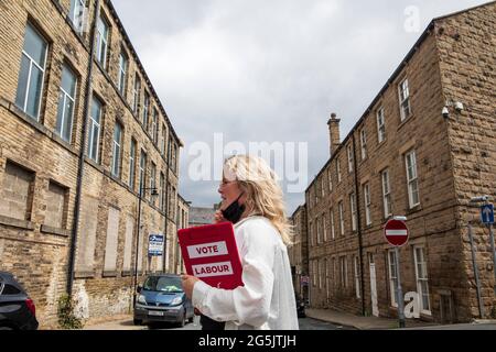 Un activiste du travail qui se défait à Batley. Élection partielle de Batley et de spen 2021 Banque D'Images