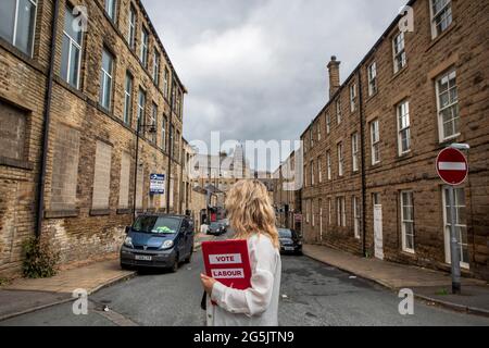 Un activiste du travail qui se défait à Batley. Élection partielle de Batley et de spen 2021 Banque D'Images