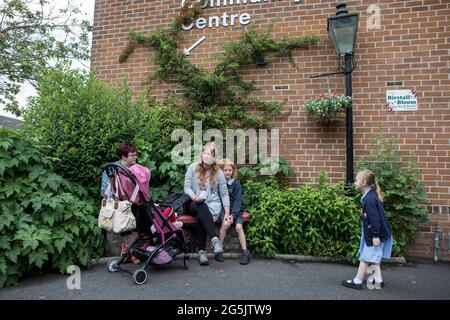 Alison Guest (à gauche) et Polly Morris (à droite) s'assoient dans le jardin du souvenir à l'extérieur de la bibliothèque publique de Birstall où le député de JO Cox a été assassiné. Élection partielle de Batley et de spen 2021 Banque D'Images