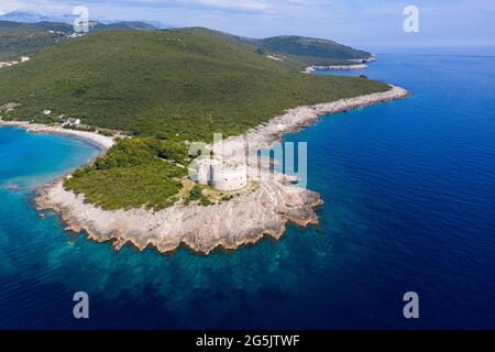 Vue aérienne du fort Arza sur la péninsule de Lustica au Monténégro Banque D'Images