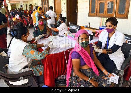 Les agents de santé administrent une dose de Covishield (vaccin COVID-19) aux bénéficiaires lors d'une campagne spéciale de vaccination dans un centre de vaccination de Beawar. Le premier cas de la variante Delta-plus du coronavirus au Rajasthan a été trouvé à Bikaner, en Inde, le 27 juin 2021. L'échantillon d'une femme qui a été testée positive pour le coronavirus a été envoyé à l'Institut national de virologie de Pune le 30 mai pour le séquençage du génome et son rapport d'essai a eu lieu le 25 juin. Au total, 48 cas de Delta plus et quatre décès ont été signalés dans 10 États de l'Inde. (Photo de Sumit Saraswat/Pacific Press/Sipa USA) Banque D'Images