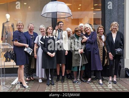 Joanna Lumley (3e à droite) pose avec un groupe de 'Muirettes' - le surnom donné au cercle intérieur qui a travaillé pour le designer, Y compris les anciens modèles et le personnel - lors du dévoilement d'une plaque bleue du patrimoine anglais pour Jean Muir au siège du designer de Londres et à la salle d'exposition (1966-1995) à Bruton Street, Mayfair, Londres. Date de la photo: Lundi 28 juin 2021. Banque D'Images