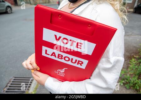 Un activiste du Parti travailliste, Canbassing, à Batley, pendant la période allant jusqu'au jour du scrutin. Batley, West Yorkshire. Banque D'Images