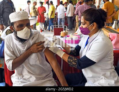 Un musulman réagit lorsqu'il reçoit une dose de Covishield (vaccin COVID-19) lors d'une campagne de vaccination spéciale dans un centre de vaccination de Beawar. Le premier cas de la variante Delta-plus du coronavirus au Rajasthan a été trouvé à Bikaner, en Inde, le 27 juin 2021. L'échantillon d'une femme qui a été testée positive pour le coronavirus a été envoyé à l'Institut national de virologie de Pune le 30 mai pour le séquençage du génome et son rapport d'essai a eu lieu le 25 juin. Au total, 48 cas de Delta plus et quatre décès ont été signalés dans 10 États de l'Inde. (Photo de Sumit Saraswat/Pacific Press/Sipa USA) Banque D'Images