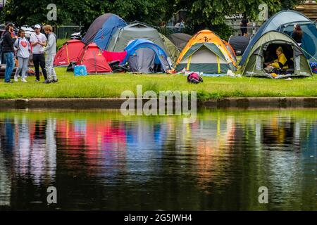 Londres, Royaume-Uni. 28 juin 2021. Lovedown, un petit camp de protestation anti-verrouillage et anti-vaccins passeports sur le bord du lac nautique sur Clapham Common. Crédit : Guy Bell/Alay Live News Banque D'Images