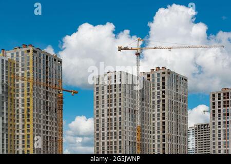 Maisons d'appartements à croissance rapide sur le chantier de construction. Illustration de l'expansion de la ville et de l'investissement immobilier Banque D'Images