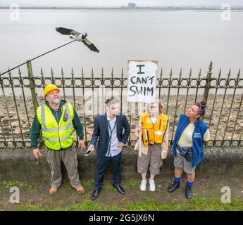 Purfleet, Essex, Royaume-Uni. 28 juin 2021. Une co-commission de l’estuaire créatif avec l’église Hornchurch du Théâtre de la Reine, La production de « Tales from the Thames » est la première d'une nouvelle série de co-commissions Creative estuaire – l'initiative qui vise à présenter 60 miles de la région Nord Kent et Sud Essex comme l'un des domaines les plus dynamiques et créatifs du Royaume-Uni dans son ensemble Le Royaume-Uni – travaillant à cette occasion avec Queen’s Theatre Hornchurch. La troupe d'acteurs en costume le long de l'estuaire de la Tamise à Purfleet où aura lieu la première production. Acteurs : Tim Freeman ; Mia Jerome ; Tom Mangan ; Lisa Banque D'Images