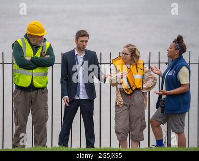 Purfleet, Essex, Royaume-Uni. 28 juin 2021. Une co-commission de l’estuaire créatif avec l’église Hornchurch du Théâtre de la Reine, La production de « Tales from the Thames » est la première d'une nouvelle série de co-commissions Creative estuaire – l'initiative qui vise à présenter 60 miles de la région Nord Kent et Sud Essex comme l'un des domaines les plus dynamiques et créatifs du Royaume-Uni dans son ensemble Le Royaume-Uni – travaillant à cette occasion avec Queen’s Theatre Hornchurch. La troupe d'acteurs en costume le long de l'estuaire de la Tamise à Purfleet où aura lieu la première production. Acteurs : Tim Freeman ; Mia Jerome ; Tom Mangan ; Lisa Banque D'Images