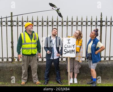 Purfleet, Essex, Royaume-Uni. 28 juin 2021. Une co-commission de l’estuaire créatif avec l’église Hornchurch du Théâtre de la Reine, La production de « Tales from the Thames » est la première d'une nouvelle série de co-commissions Creative estuaire – l'initiative qui vise à présenter 60 miles de la région Nord Kent et Sud Essex comme l'un des domaines les plus dynamiques et créatifs du Royaume-Uni dans son ensemble Le Royaume-Uni – travaillant à cette occasion avec Queen’s Theatre Hornchurch. La troupe d'acteurs en costume le long de l'estuaire de la Tamise à Purfleet où aura lieu la première production. Acteurs : Tim Freeman ; Mia Jerome ; Tom Mangan ; Lisa Banque D'Images