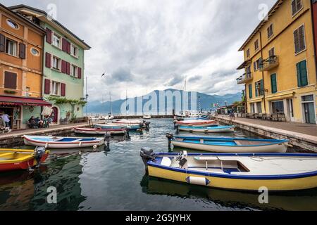 Port du petit village de Castelletto di Brenzone, station touristique sur la côte du lac de Garde. Brenzone sul Garda, Vérone, Vénétie, Italie, Europe. Banque D'Images