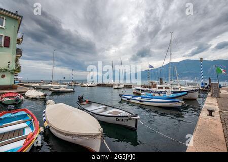 Port du petit village de Castelletto di Brenzone, station touristique sur la côte du lac de Garde. Brenzone sul Garda, Vérone, Vénétie, Italie, Europe. Banque D'Images