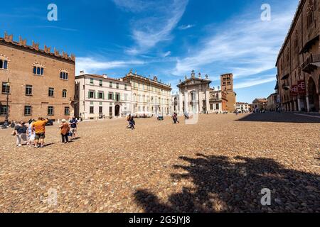 Place de Sordello avec la cathédrale Saint-Pierre, le Palais des évêques et le Palais Ducal, centre-ville de Mantoue, Lombardie, Italie, Europe. Banque D'Images