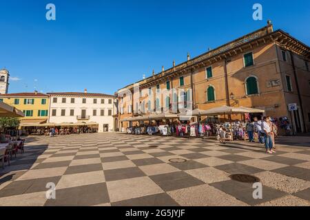 La place principale du village de Lazise, Piazza Vittorio Emanuele. Station touristique sur la côte du lac de Garde (Lago di Garda). Vérone, Vénétie, Italie, Europe. Banque D'Images