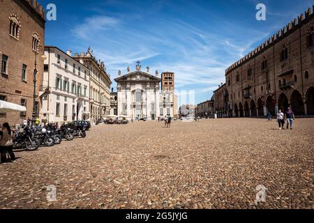 Place de Sordello avec la cathédrale Saint-Pierre, le Palais des évêques et le Palais Ducal, centre-ville de Mantoue, Lombardie, Italie, Europe. Banque D'Images