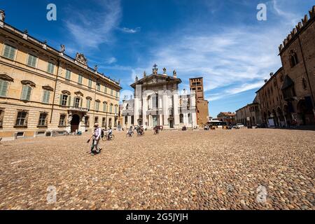 Place de Sordello avec la cathédrale Saint-Pierre, le Palais des évêques et le Palais Ducal, centre-ville de Mantoue, Lombardie, Italie, Europe. Banque D'Images