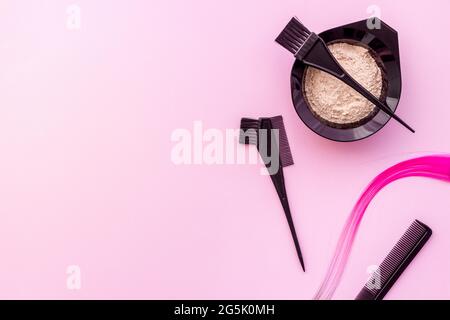 Mélanger la teinture pour cheveux dans un bol avec une brosse et un brin de cheveux Banque D'Images