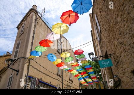 Parasols colorés suspendus sur une rue piétonne, salon de Provence, Bouches du Rhône, France Banque D'Images