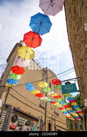 Parasols colorés suspendus sur une rue piétonne, salon de Provence, Bouches du Rhône, France Banque D'Images