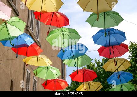 Parasols colorés suspendus sur une rue piétonne, salon de Provence, Bouches du Rhône, France Banque D'Images