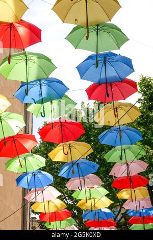 Parasols colorés suspendus sur une rue piétonne, salon de Provence, Bouches du Rhône, France Banque D'Images