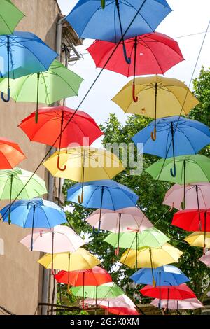 Parasols colorés suspendus sur une rue piétonne, salon de Provence, Bouches du Rhône, France Banque D'Images