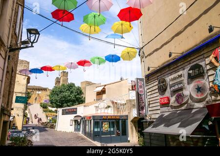 Parasols colorés suspendus sur une rue piétonne, salon de Provence, Bouches du Rhône, France Banque D'Images