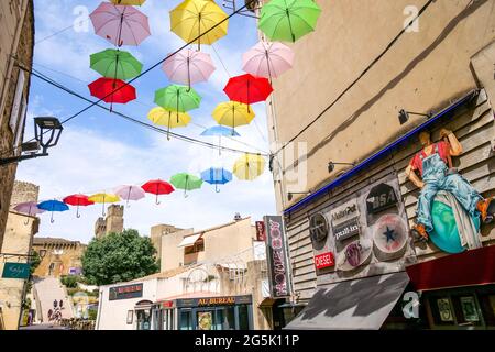 Parasols colorés suspendus sur une rue piétonne, salon de Provence, Bouches du Rhône, France Banque D'Images