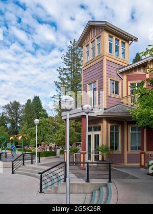 Bâtiment historique avec aire de jeux et parc aquatique en face Banque D'Images