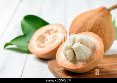 Moitié Santol sur fond de bois, Santol a le goût aigre et le milieu de santol est plus doux. C'est un fruit très célèbre de la province de Lophuri. THAÏLANDE Banque D'Images