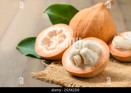 Moitié Santol sur fond de bois, Santol a le goût aigre et le milieu de santol est plus doux. C'est un fruit très célèbre de la province de Lophuri. THAÏLANDE Banque D'Images