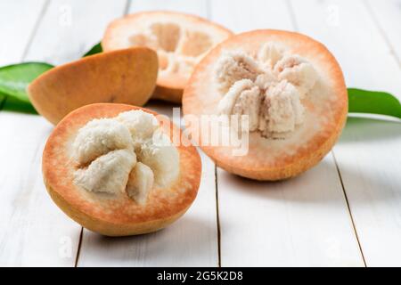 Moitié Santol sur fond de bois, Santol a le goût aigre et le milieu de santol est plus doux. C'est un fruit très célèbre de la province de Lophuri. THAÏLANDE Banque D'Images