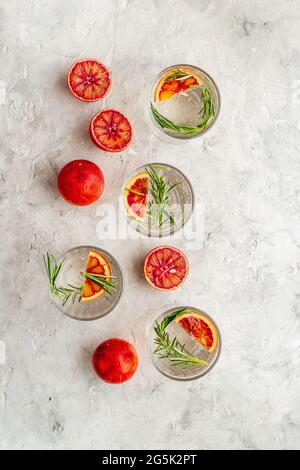 Limonade orange rouge en verres avec glace et romarin Banque D'Images