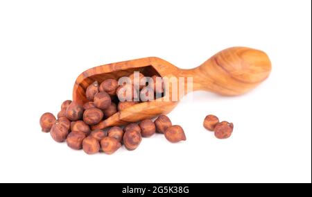 Pile de pois chiches bruns dans une écope d'olive, isolée sur fond blanc. Pois chiches bruns. Garbanzo, gramme bengale ou haricot de pois chiches. Banque D'Images