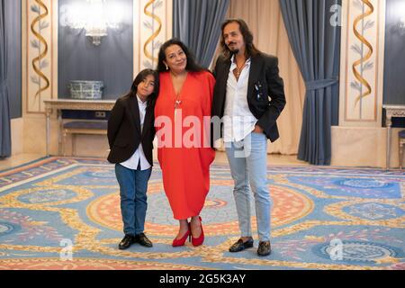 Madrid, Espagne. 28 juin 2021. (G-D) le fils de l'huissier de Séville Juan Manuel Fernandez Montoya, connu sous le nom de Juan 'El Moreno'; l'huislaora Rosario Montoya Manzano, connu sous le nom de la Farruca et l'huissier de Séville Juan Manuel Fernandez Montoya, connu sous le nom de Farruquito, Posez pendant la présentation du spectacle « Farruquito y amigos » au Teatro Real.dans ce spectacle, Farruquito rencontre de grands amis et de la famille pour exprimer qui il est et pour montrer le côté le plus personnel de lui-même en revivant son histoire en flamenco. Crédit : SOPA Images Limited/Alamy Live News Banque D'Images