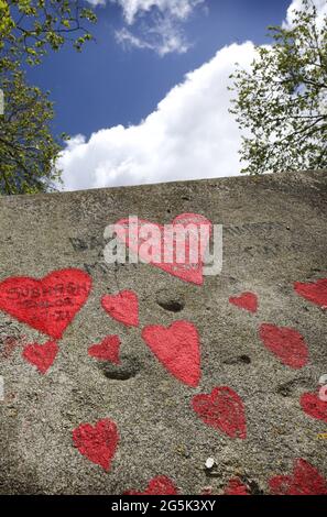 Londres, Royaume-Uni. 10 mai 2021. Vue sur les coeurs et les messages du mur national du Covid sur le remblai du côté sud de la Tamise, en face du Parlement. Il nous rappelle à quel point la dernière année a été difficile pour beaucoup. Le mémorial continue d'évoluer - à l'origine, un coeur a été dessiné pour chacune des 150,000 personnes qui sont mortes au Royaume-Uni pendant la pandémie. Les membres du public continuent d'ajouter des coeurs et des messages personnels à mesure que le mémorial devient un élément de la vie à Londres. (Photo de Martin Pope/SOPA Images/Sipa USA) crédit: SIPA USA/Alay Live News Banque D'Images