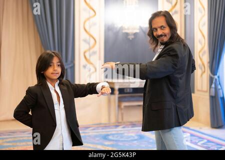 Madrid, Espagne. 28 juin 2021. Le Sévillan huissier Juan Manuel Fernandez Montoya, connu sous le nom de Farruquito, danse avec son fils, connu sous le nom de Juan 'El Moreno, pendant la présentation du spectacle 'Farruquito y amigos' au Teatro Real.dans ce spectacle Farruquito, rencontre de grands amis et de la famille pour exprimer qui il est et pour montrer le côté le plus personnel de lui-même en revivant son histoire en flamenco. (Photo par Atilano Garcia/SOPA Images/Sipa USA) crédit: SIPA USA/Alay Live News Banque D'Images