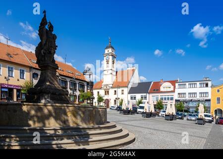 Radnice, fontána sv. Floriána, Uherský Brod, Morava, Česká republika / Hôtel de ville, Fontaine Saint-Florian et Linden de la liberté (1919), place Masaryk Banque D'Images