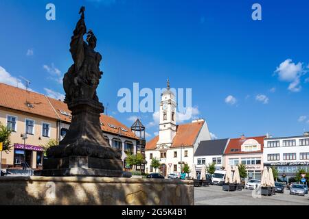 Radnice, fontána sv. Floriána, Uherský Brod, Morava, Česká republika / Hôtel de ville, Fontaine Saint-Florian et Linden de la liberté (1919), place Masaryk Banque D'Images