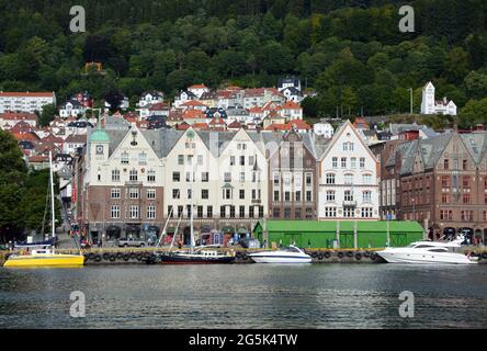 BERGEN, NORVÈGE - 09 août 2018 : vue sur une rangée de bâtiments historiques le long du front de mer de Bergen, Norvège. Banque D'Images