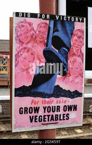 Affiches de la guerre mondiale 2 exposées à la gare de Bewdley pendant leur week-end des années 1940. Banque D'Images