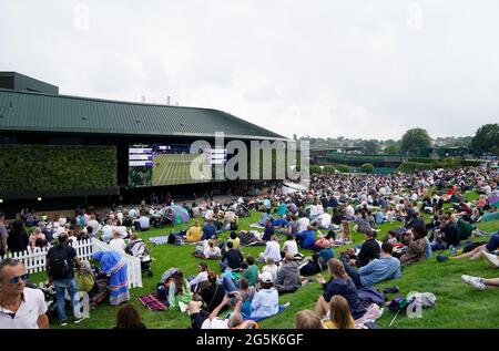 Les fans de Murray Mound regardaient l'action sur le grand écran de Center court le premier jour de Wimbledon au All England Lawn tennis and Croquet Club, Wimbledon. Date de la photo: Lundi 28 juin 2021. Banque D'Images