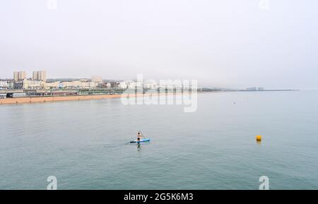 Brighton Royaume-Uni 28 juin 2021 - UN pédalo a la mer à lui-même à Brighton un après-midi chaud mais brumeux le long de la côte sud : Credit Simon Dack / Alay Live News Banque D'Images