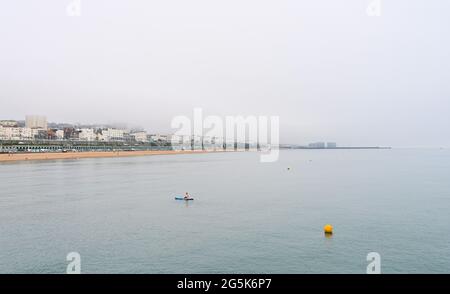 Brighton Royaume-Uni 28 juin 2021 - UN pédalo a la mer à lui-même à Brighton un après-midi chaud mais brumeux le long de la côte sud : Credit Simon Dack / Alay Live News Banque D'Images