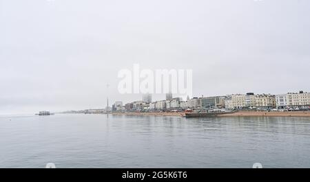 Brighton Royaume-Uni 28 juin 2021 - Brighton front de mer et plage est enveloppé dans la brume lors d'un après-midi chaud le long de la côte sud : Credit Simon Dack / Alay Live News Banque D'Images