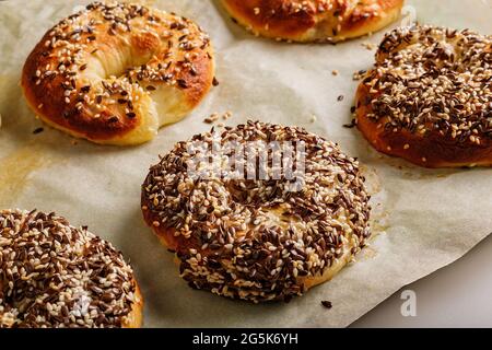 Bagels New-yorkais frais et croustillants avec graines de sésame et de lin. La meilleure recette de Bagel maison de style New-yorkais. Petits pains savoureux au sésame croustillant. Cuisson maison. Banque D'Images