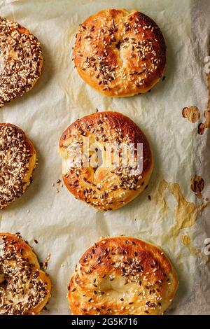 Banderole verticale pour aliments. Petits pains savoureux au sésame croustillant. Cuisson maison. Bagels frais et croustillants aux graines de sésame et de lin. Le meilleur style New-yorkais fait maison Banque D'Images