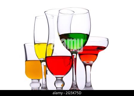 Différents types de verres en cristal avec liquide coloré à l'intérieur Banque D'Images
