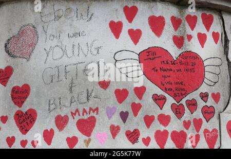 Vue sur les coeurs et les messages du mur national du Covid sur le remblai du côté sud de la Tamise, en face du Parlement. Il nous rappelle à quel point la dernière année a été difficile pour beaucoup. Le mémorial continue d'évoluer - à l'origine, un coeur a été dessiné pour chacune des 150,000 personnes qui sont mortes au Royaume-Uni pendant la pandémie. Les membres du public continuent d'ajouter des coeurs et des messages personnels à mesure que le mémorial devient un élément de la vie à Londres. Banque D'Images