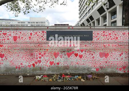 Vue sur les coeurs et les messages du mur national du Covid sur le remblai du côté sud de la Tamise, en face du Parlement. Il nous rappelle à quel point la dernière année a été difficile pour beaucoup. Le mémorial continue d'évoluer - à l'origine, un coeur a été dessiné pour chacune des 150,000 personnes qui sont mortes au Royaume-Uni pendant la pandémie. Les membres du public continuent d'ajouter des coeurs et des messages personnels à mesure que le mémorial devient un élément de la vie à Londres. Banque D'Images